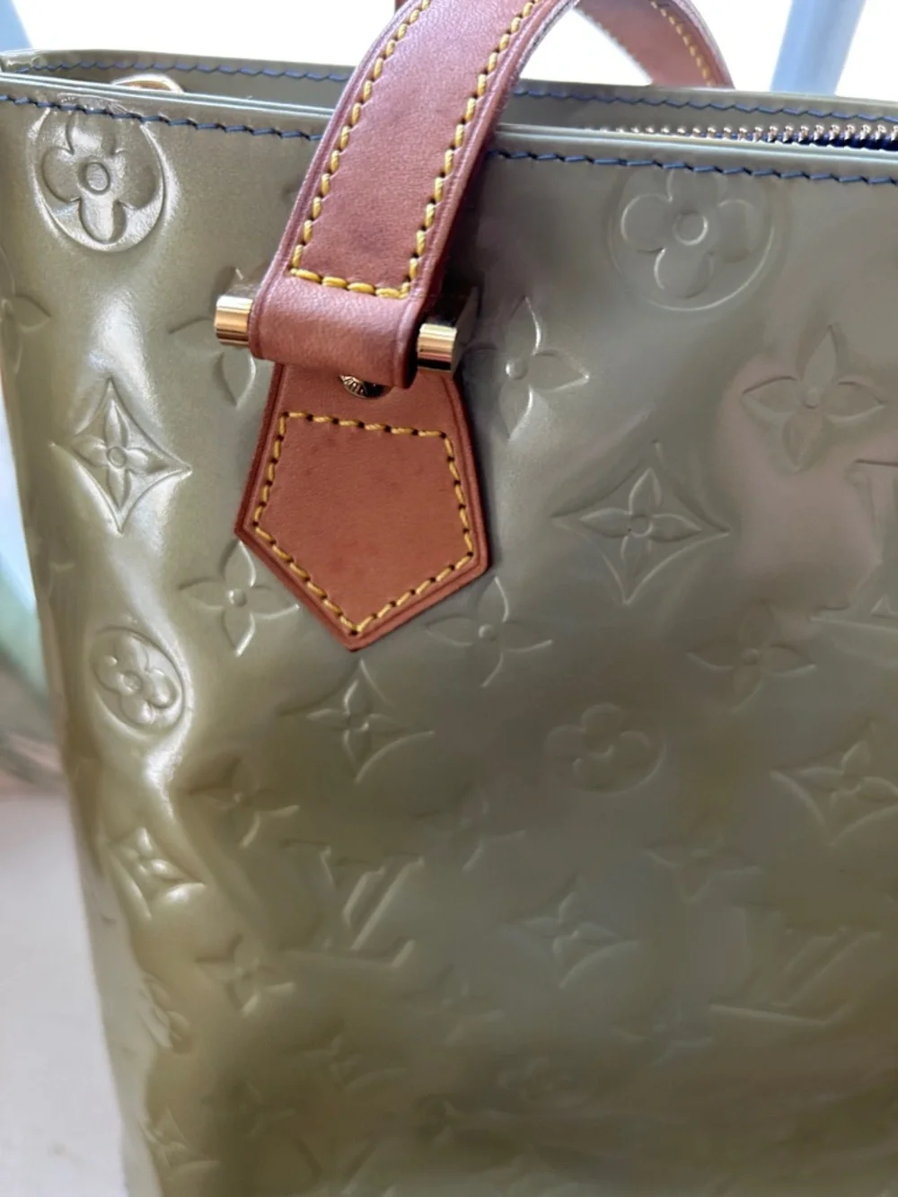 7007. ✨LUXURY✨Louis Vuitton Olive Vernis MonoTote w/ Tan Leather Handles. COA. - Picture 13 of 16